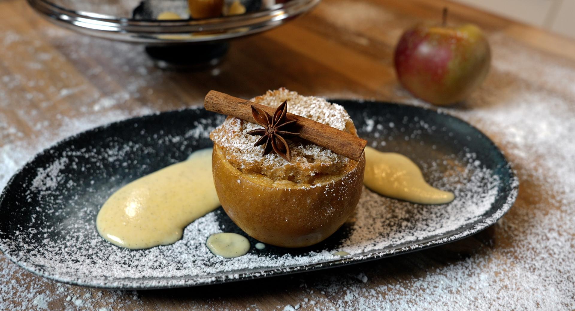 Bratapfel mit Kuchenfüllung und Vanillesoße