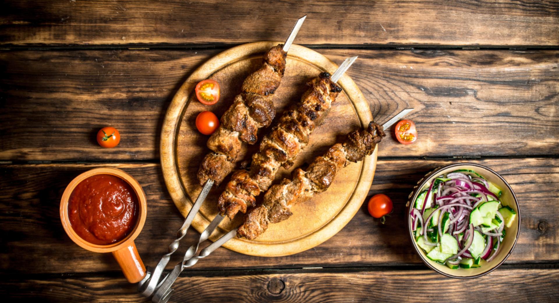 Schaschlikspieße mit scharfer Tomatensauce 