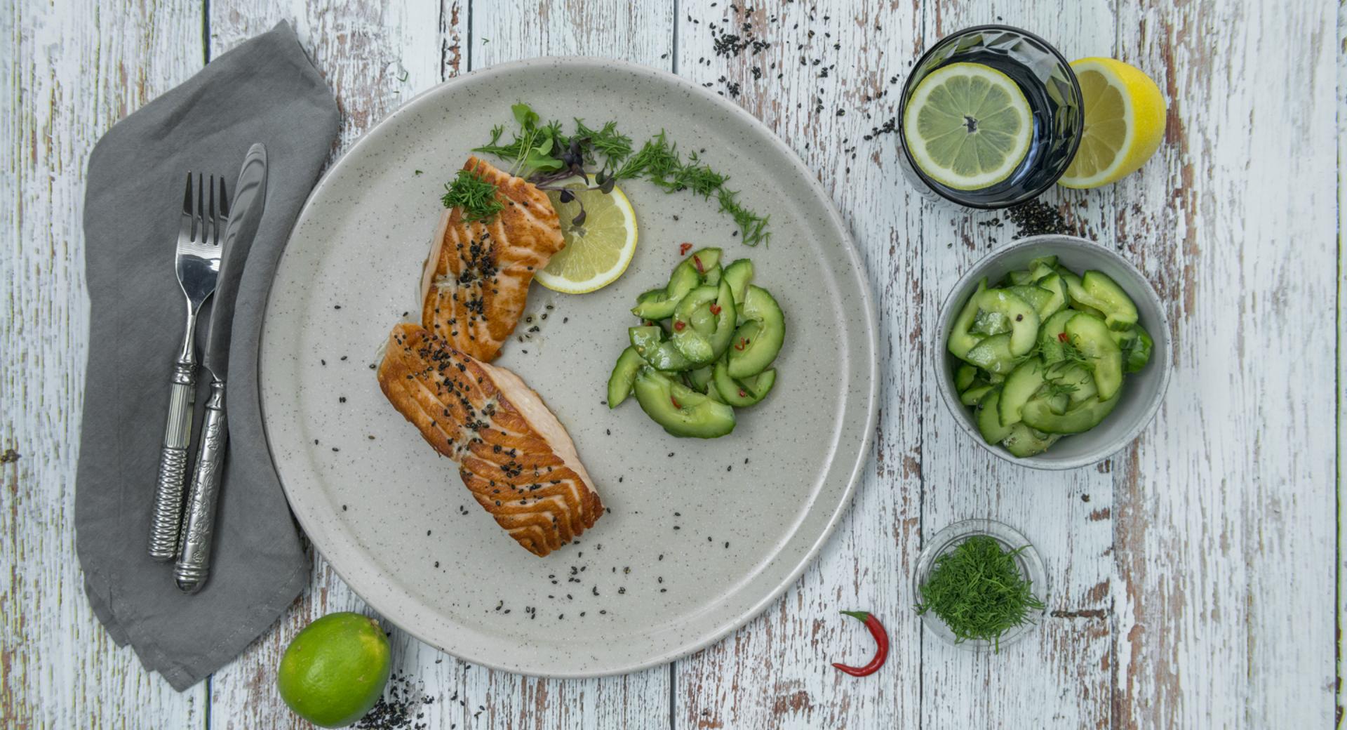 Lachsfilet mit Chili-Gurkensalat