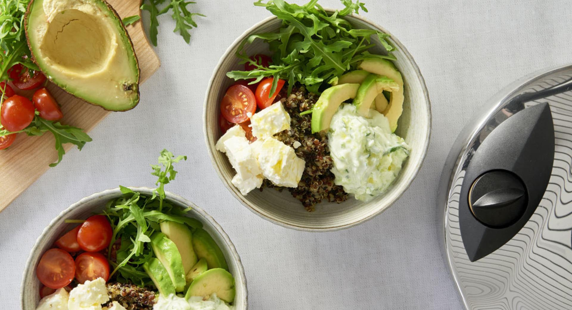 Quinoa-Bowl mit Rucola und Feta