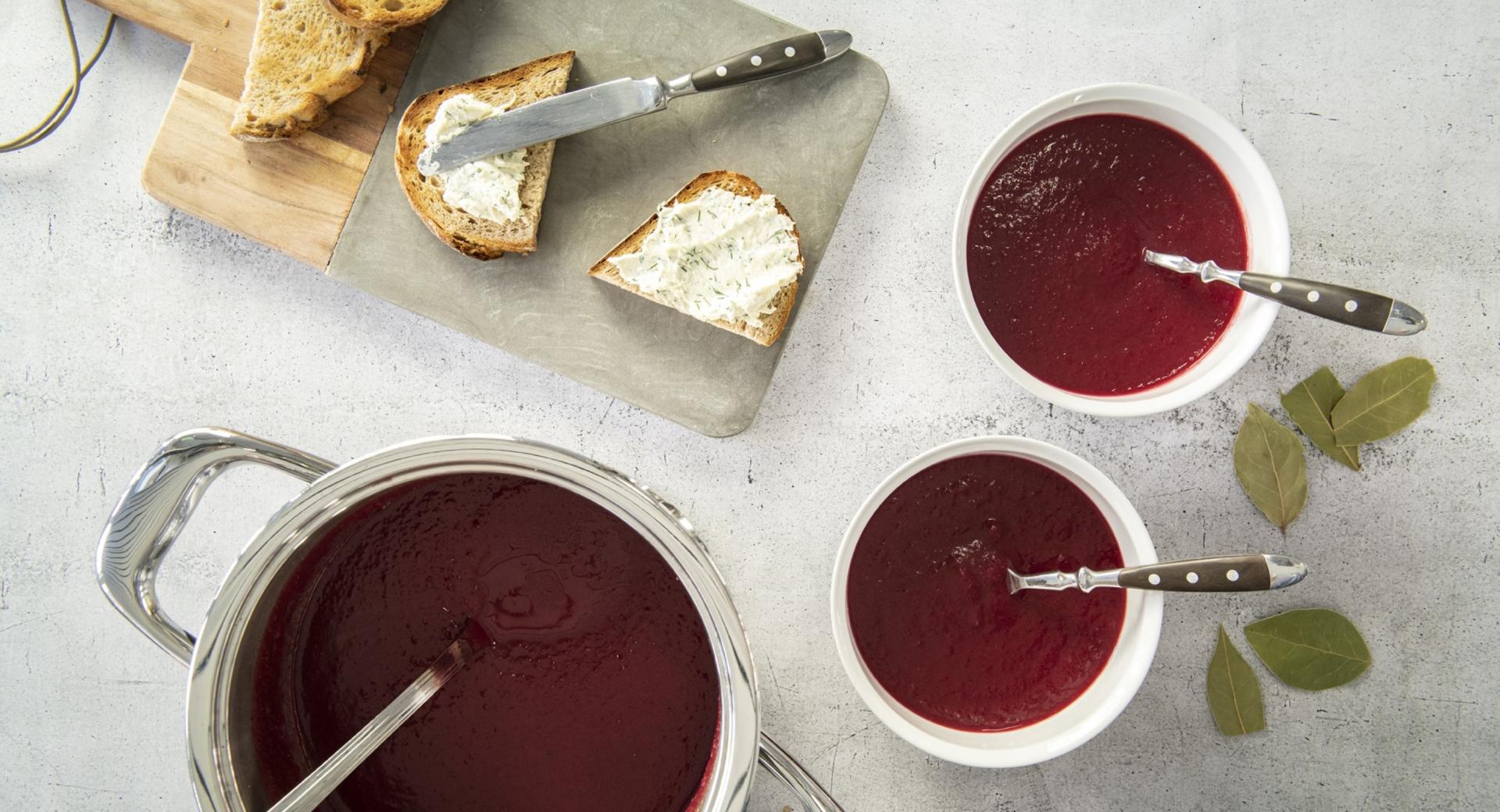 Rote Bete-Suppe mit Meerrettich-Crostini