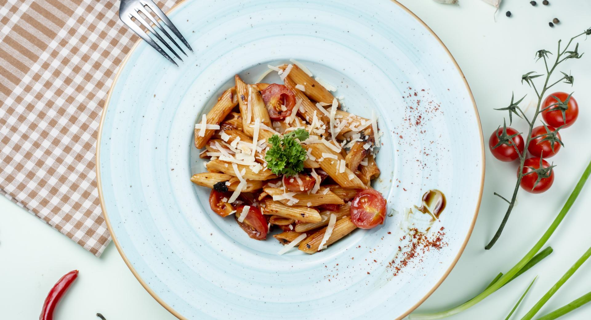 One-Pot: Nudeln mit Tomaten-Gorgonzola-Soße