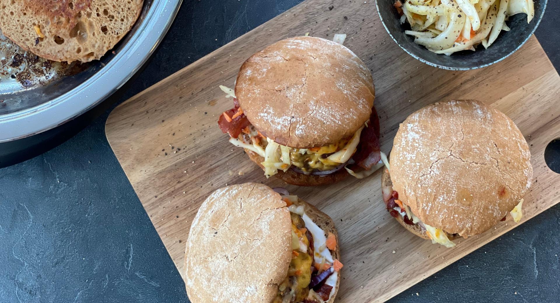 BBQ-Burger mit Coleslaw