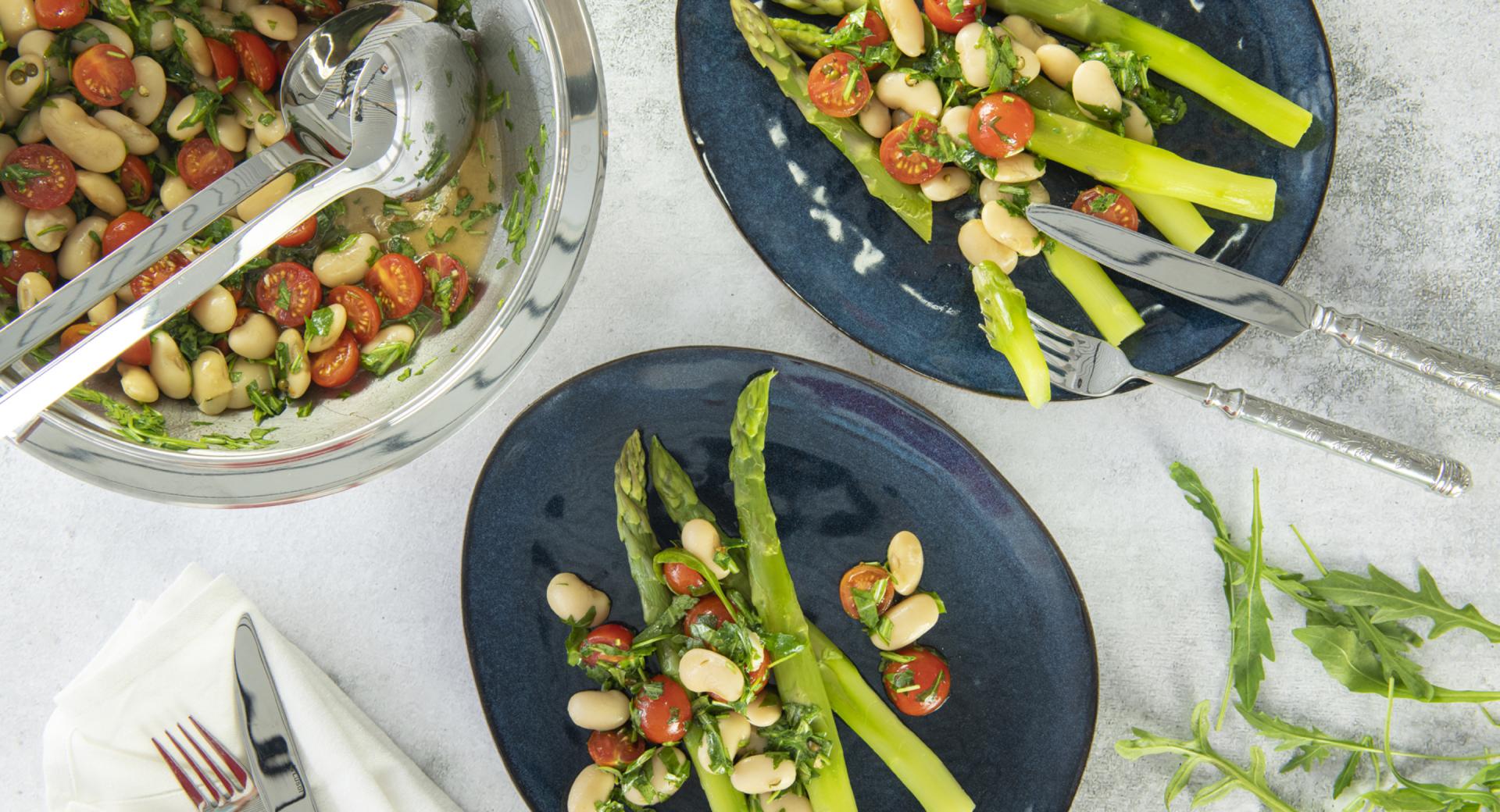 Salat mit weißen Bohnen und Spargel