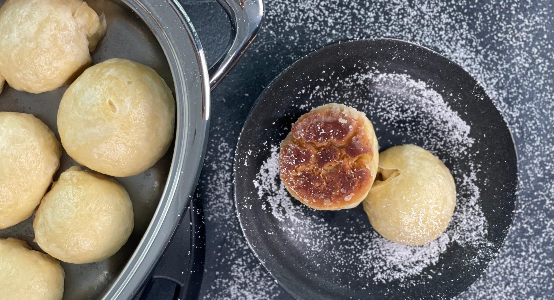 Pfälzer Dampfnudeln mit Salzkruste