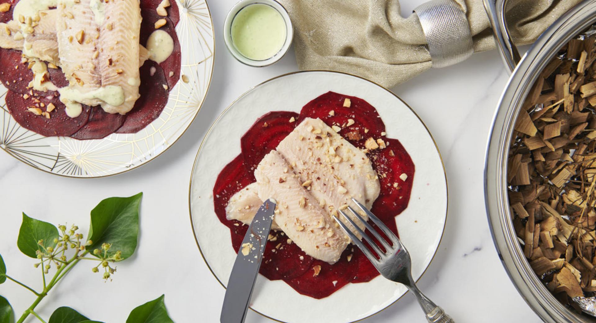 Geräuchertes Forellenfilet auf Rote Bete Carpaccio