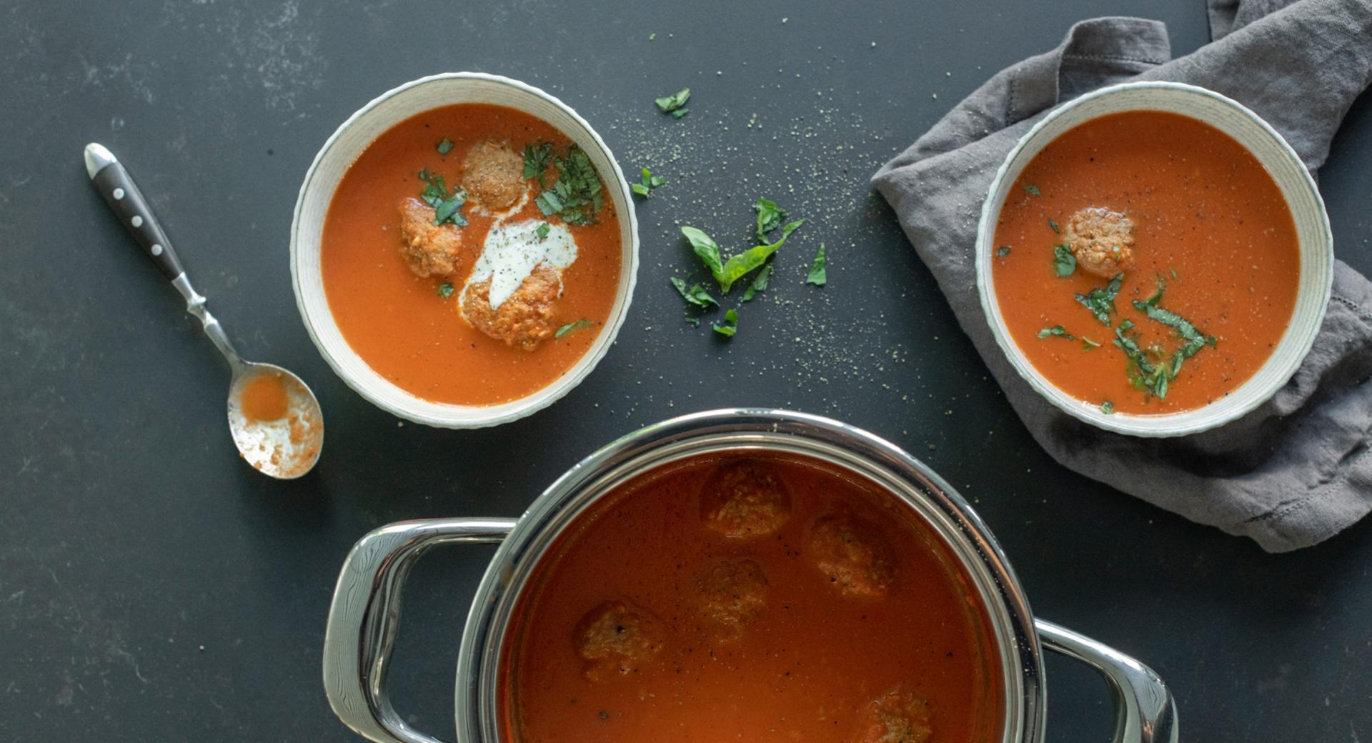 Tomatensuppe mit Hackbällchen