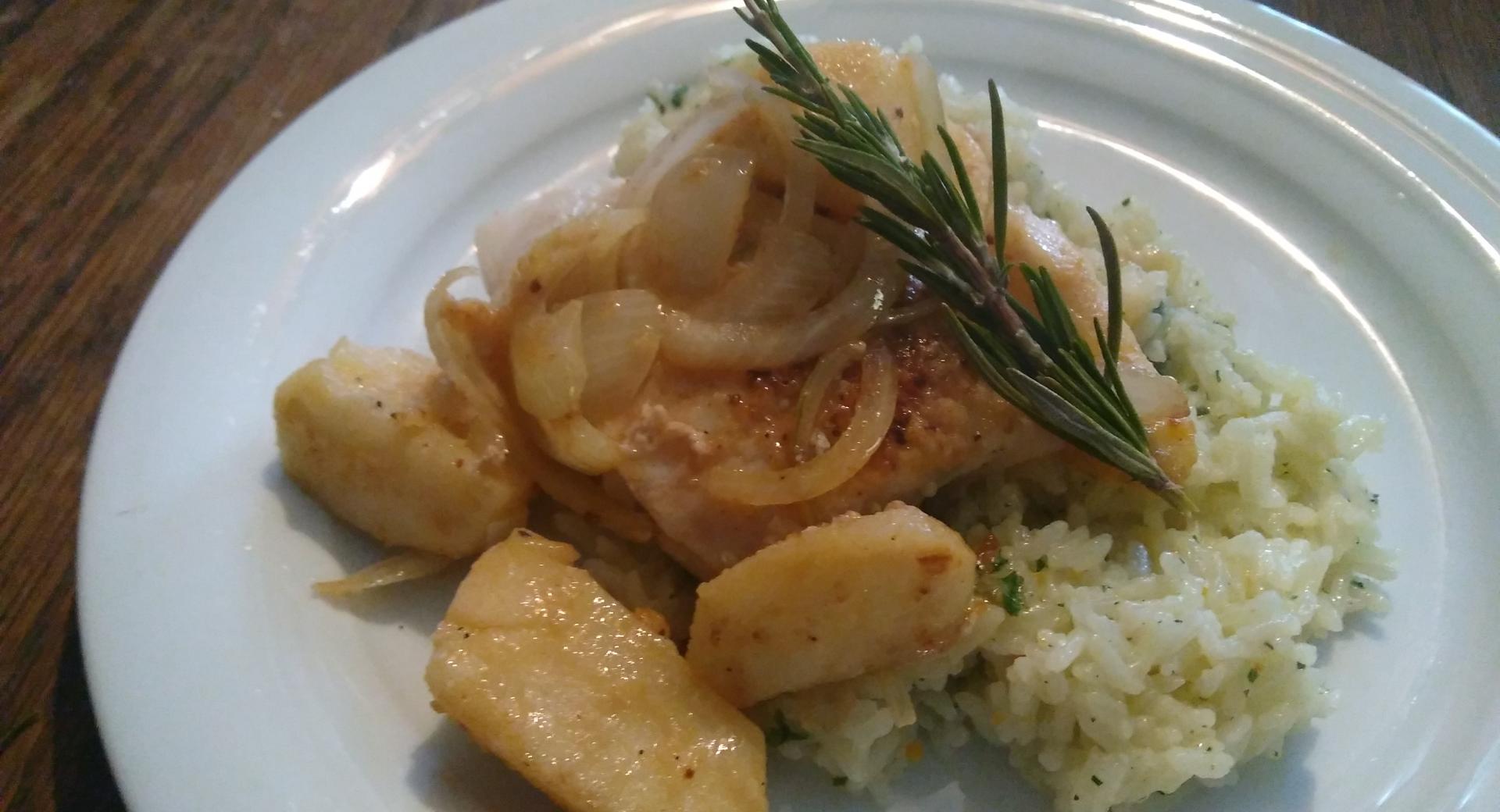 Seelachsfilet mit karamelisierten Äpfeln und Ziebeln, dazu Kräuterreis