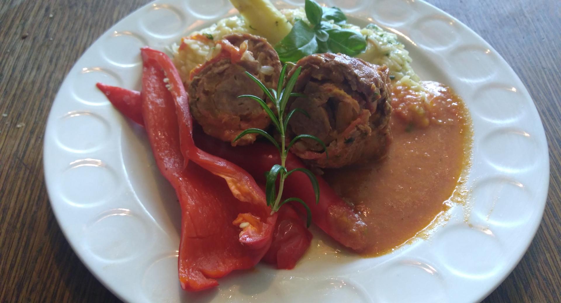 Rindsroulade mal anders, mit Spargelrisotto und glasierten Paprika