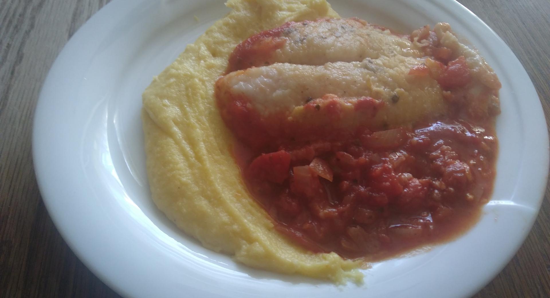 Welsfilet in Tomatensoße mit Polenta