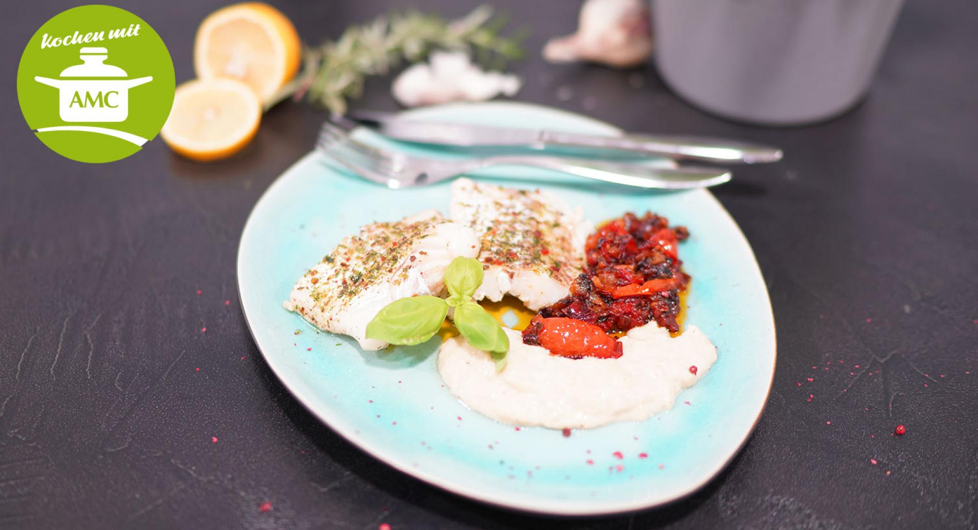 Ein gebackener Fisch auf Fenchelpüree mit Tomatensalat