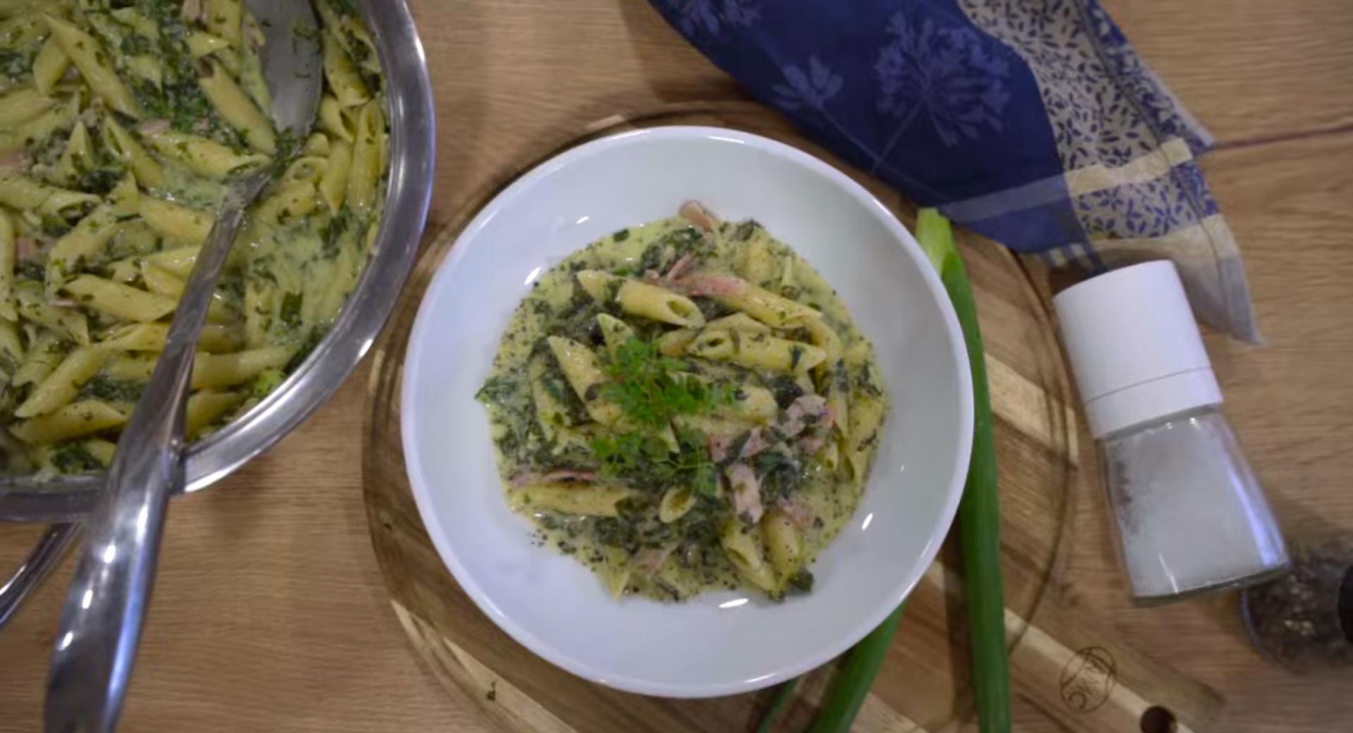 Penne mit Spinat, Schinken und Schmelzkäse