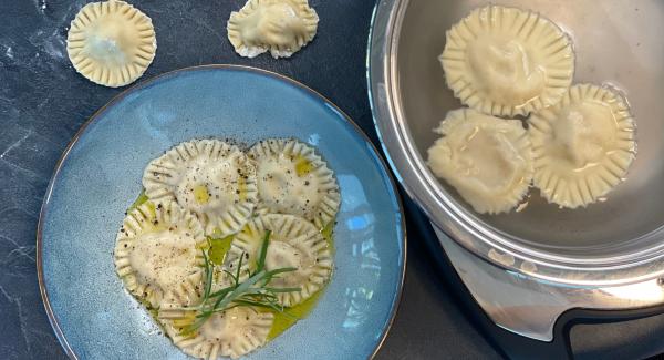 Ravioli mit Ricotta-Walnuss-Füllung