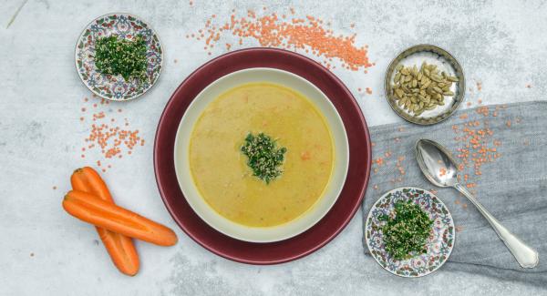 Linsensuppe mit Sesam-Kräutertopping