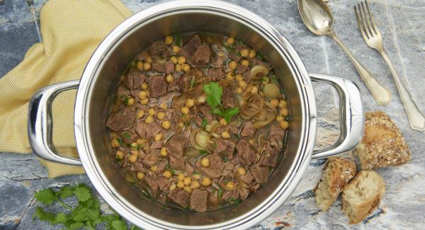 Rindfleischtopf mit Kichererbsen und Röstzwiebeln