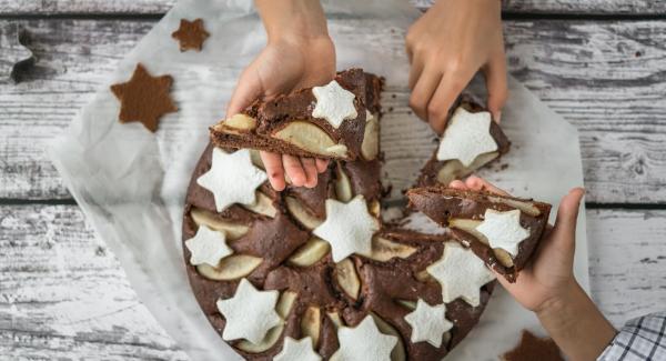 Schokoladenkuchen mit Äpfeln