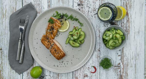 Lachsfilet mit Chili-Gurkensalat