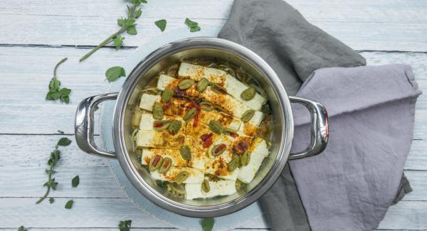 Gebackener Schafskäse im Zwiebelbett 