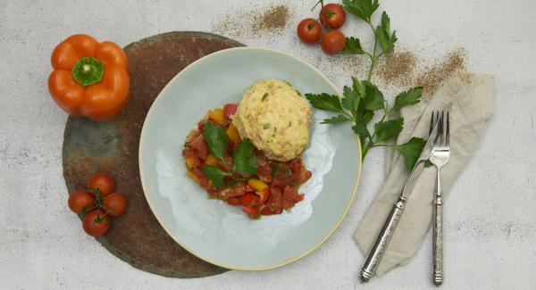 Herzhafte Dampfnudeln mit Paprikagemüse