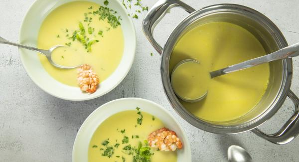 Selleriecremesuppe mit Garnelenspieß