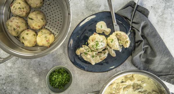 Speckknödel mit Pilzragout 