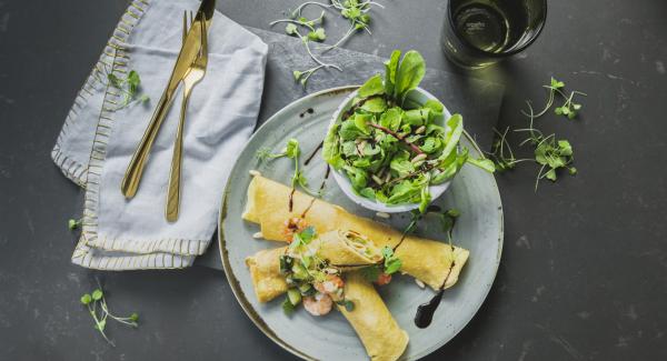 Pfannkuchen-Rollen mit Zucchini und Garnelen