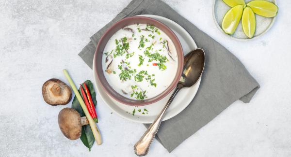 Tom Kha Gai (Thailändische Kokossuppe)