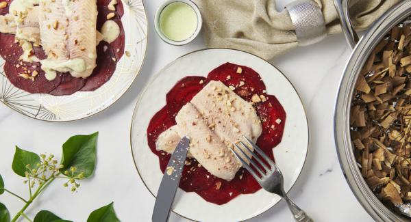 Geräuchertes Forellenfilet auf Rote Bete Carpaccio