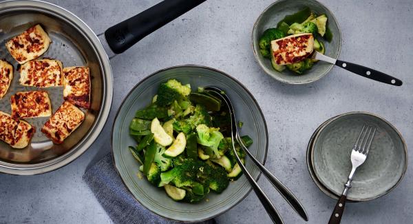 Gemüsesalat mit Halloumi