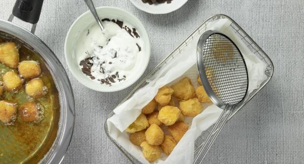 Panierte Früchte mit Stracciatella-Dip