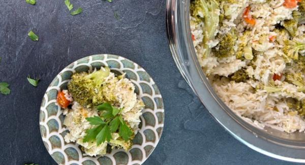 One-Pot-Reis mit Brokkoli, Feta & Tomaten