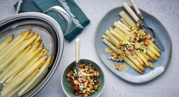 Spargel mit bunten Bröseln 