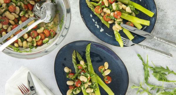 Salat mit weißen Bohnen und Spargel