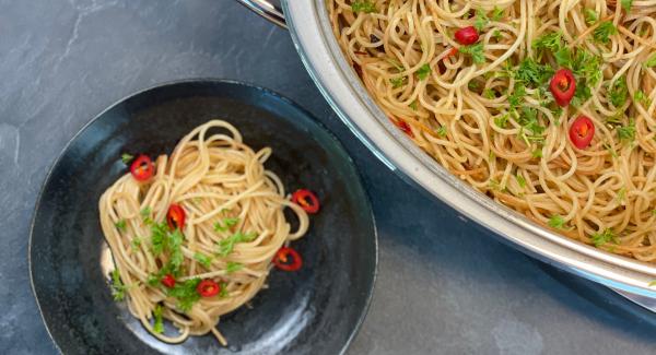 Spaghetti aglio e olio e peperoncino