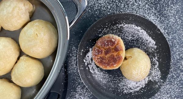 Pfälzer Dampfnudeln mit Salzkruste