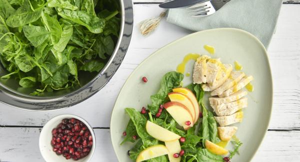 Salat mit Hähnchenstreifen und Äpfeln