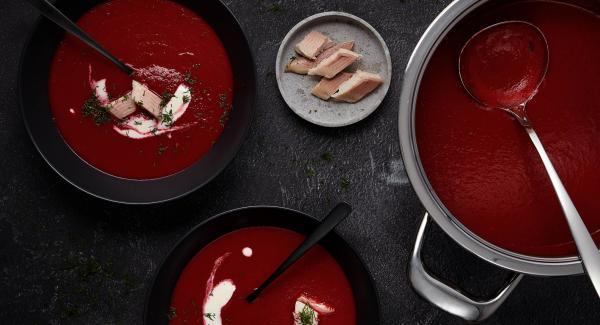 Rote Bete-Suppe mit Apfel