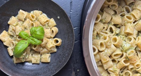 One Pot Pasta mit Brokkoli (vegan)