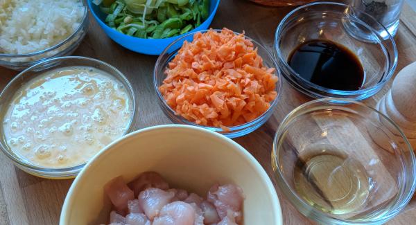 Hähnchenfleisch in streifen schneiden.
Karotten mit dem Quick Cut zerkleinern.
Die Zwiebeln ebenfalls, mit dem Quick Cut zerkleinern.
Den Lauch klein schneiden.
Die Eier verquirlen.