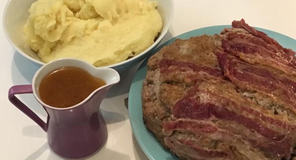 Die Soße einfach nur in eine Kanne gießen. Dazu gibt es bei uns Kartoffelpüree. Der Braten wird mit AMC saftig rund herum, der Speckmantel schön knusprig, so wie es sein soll. Der Bratensaft muss eigentlich gar nicht mehr verfeinert werden, er wird köstlich natürlich. Ein Stefaniebraten konventionell zubereitet im Rohr braucht mind. 50 Minuten und ist leider meist außen trocken.