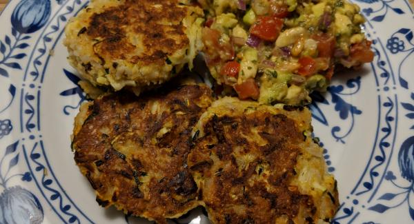 Zucchini-Wildreis-Burger mit Avocado-Tomatensalsa