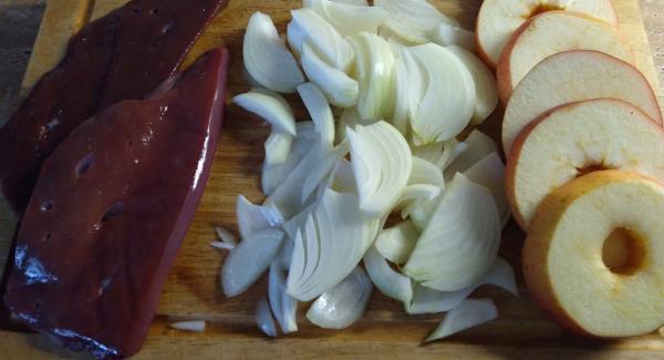 Kalbsleber troken tupfen, Äpfel in dicke Ringe schneiden, Zwiebel in Streifen.