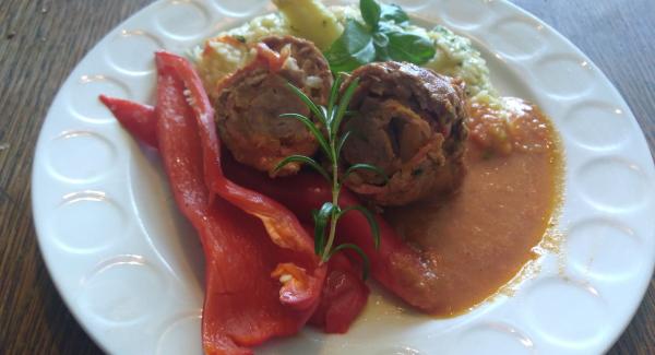 Den Paprika in breitere Streifen schneiden, und tropfnass in einer Hot Pan Prime 24 cm bei 80 Grad (Karotte am Visiotherm) 5 Minuten garen. Würzen und mit  Butter und Zucker glasieren.