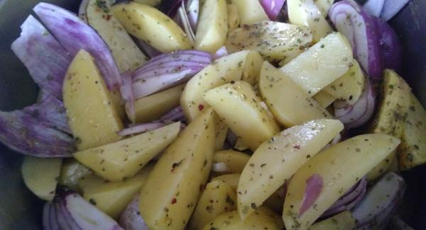 Kartoffeln und rote Zwiebeln schälen, in Viertel schneiden {frische neue Kartoffeln mit Schale) mit der gehackten Knoblauchzehe, 4 El. Olivenöl und den gewürzen in einer AMC Schüssel marinieren. Alles in einen AMC Bräter, 24cm 3,5 liter geben und auf dem Navigenio bis zum Bratfenster aufheizen. Nun den Navigenio überkopf auf den Bräter setzen und mit dem Audiotherm 15 Minuten backen.