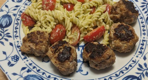 Mini-Hackfleischbällchen mit Pesto-Nudelsalat