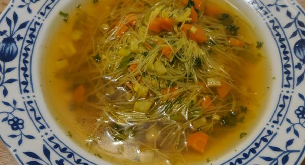 Einfache Gemüsesuppe mit Glasnudeln