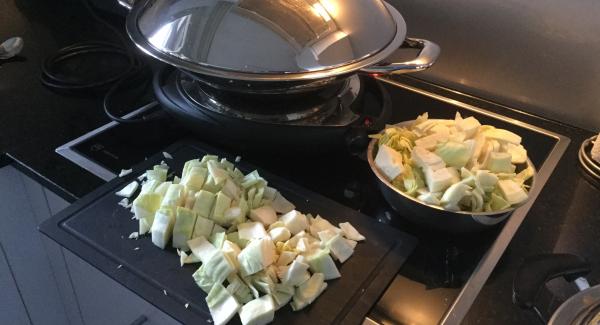 Die HotPan Prime 28 cm bei maximaler Hitze bis zum Bratfenster erhitzen. Das Ragout Portionenweise beigeben und bis zum Wendepunkt braten, wenden, würzen, herausnehmen und so weiterfahren bis alles Fleisch angedünstet ist. In derselben Einheit mit wenig Bratbutter den, in mundgerechte Stücke geschnittenen Chabis, ebenfalls anbräunen