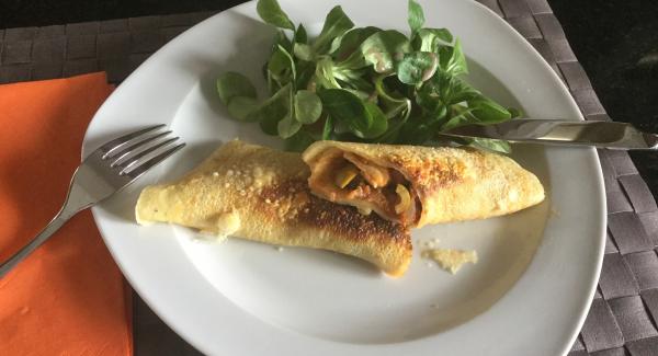 Je zwei Rolle auf Teller legen und mit einem frischen Saisonsalat servieren. (Eventuell die Rolle quer durchschneiden).