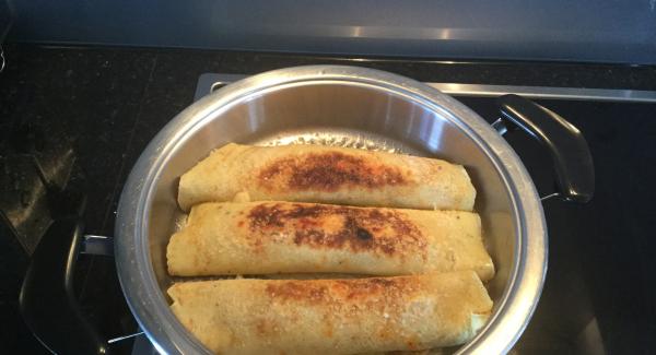 Diese Pizzasauce auf die Pfannkuchen verteilen und einrollen. Die Einheit / Topf 24 cm 3,5 lt mitweine Olivenöl einpinseln und auf dem Navigenio bei Stufe 6 bis kurz vor das Bratfenster aufheizen. Den Topf in den Servierdeckel stellen und die Rollen einlegen. Mir Parmesan bestreuen und mit Olivenöl beträufeln. Navigenio überkopf auflegen und auf Stufe 2 schalten. Audiotherm einschalten. Am Audiotherm 3 Minunten eingeben, Navigenio blinkt blau das Überbacken übernimmt das AMC-Kochsystem.