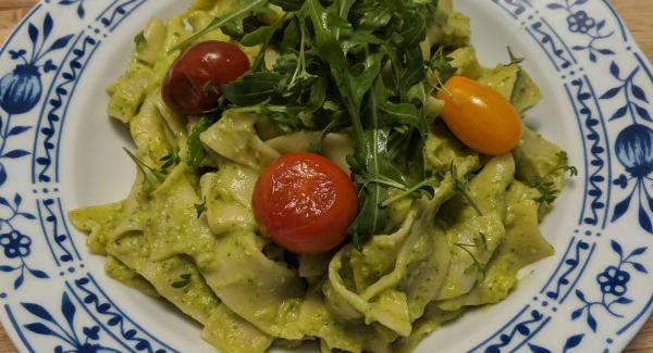 Pasta an Avocadopesto